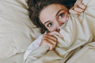 «Adult swaddling»: Η… νέα τάση κατά της αϋπνίας