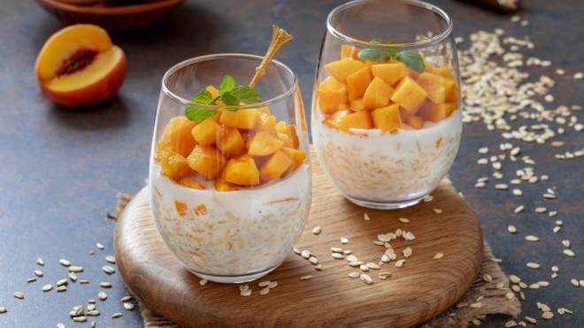 Overnight oats με ροδάκινο: Το απόλυτο καλοκαιρινό πρωινό