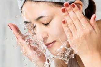 Τι λένε οι ειδικοί για τη νέα εμμονή της beauty κοινότητας στη δημοφιλή πλατφόρμα;