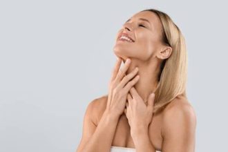 Νεανικός λαιμός & ντεκολτέ: 4 tips για να τα καταφέρετε