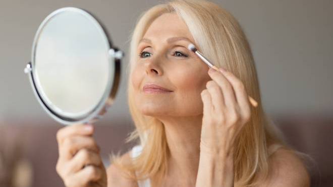 Over 50: Κάντε ένα μίνι eye lifting με το σωστό μακιγιάζ ματιών