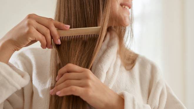 Hair detox… Πόσο αποτελεσματικό είναι να καθυστερείτε το λούσιμο;