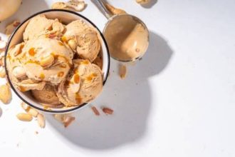 Θρεπτικό παγωτό βανίλια από ρεβύθια με φυστικοβούτυρο