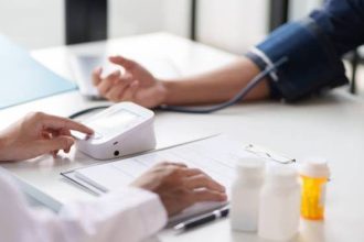 Πώς μετράτε την πίεση; Η λάθος θέση επηρεάζει τις μετρήσεις