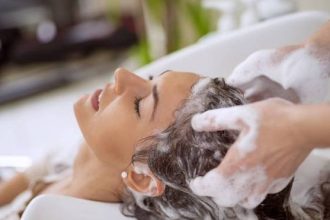 Double shampooing: Μάθετε τα πάντα για το «διπλό λούσιμο»