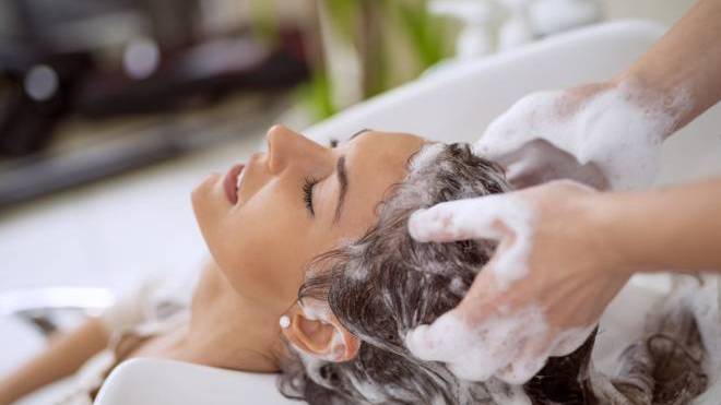 Double shampooing: Μάθετε τα πάντα για το «διπλό λούσιμο»