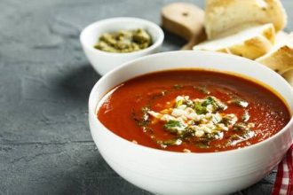 Ντοματόσουπα με κριθαράκι και πέστο