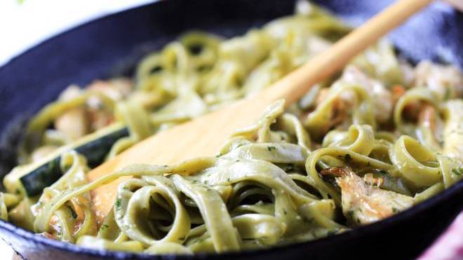 Μακαρονάδα με κοτόπουλο και πέστο