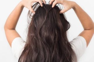 Έχετε ξηρό & ερεθισμένο τριχωτό του κεφαλιού; 4 τρόποι για να το ενυδατώσετε