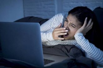 Ψυχική υγεία: «Απειλείται» αν κοιμάστε αυτήν την ώρα
