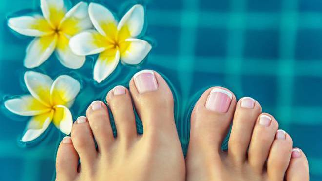 Γαλλικό πεντικιούρ: 5 βήματα για να το πετύχετε μόνες σας στο σπίτι