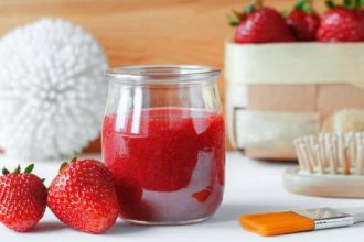 Σας περίσσεψαν φράουλες; 3+1 πανεύκολες DIY μάσκες για να δοκιμάσετε