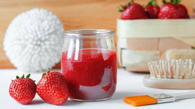 Σας περίσσεψαν φράουλες; 3+1 πανεύκολες DIY μάσκες για να δοκιμάσετε