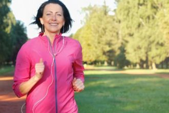 Εμμηνόπαυση και τρέξιμο: Ένας πλήρης οδηγός
