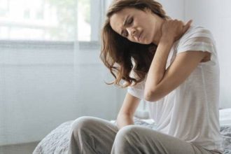 Πόνος στον αυχένα: Οι ένοχες συνήθειες που πρέπει να αποβάλεις