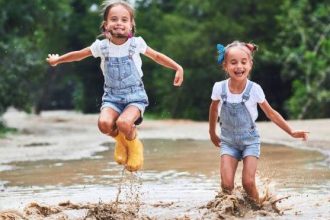 Παιδιά: Το παιχνίδι στη φύση «χτίζει» την ανθεκτικότητά τους