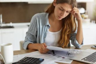 Πώς το άγχος για τα χρήματα σαμποτάρει την υγεία σας