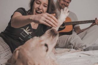 «Τραγουδάει» ο σκύλος σας όταν ακούει κάποια μελωδία ή τον ήχο ενός μουσικού οργάνου; Τι πιστεύετε;