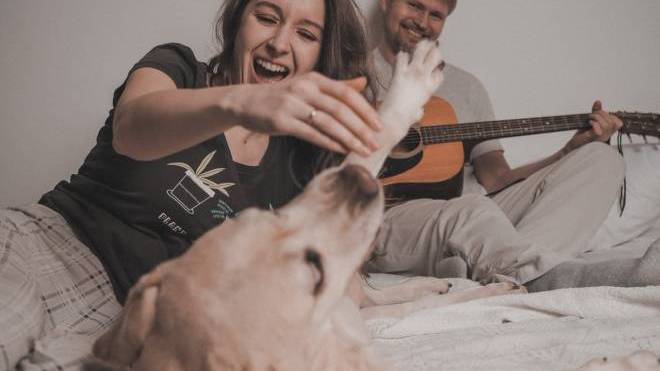 «Τραγουδάει» ο σκύλος σας όταν ακούει κάποια μελωδία ή τον ήχο ενός μουσικού οργάνου; Τι πιστεύετε;