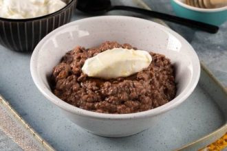 Σοκολατένιο porridge με χουρμάδες