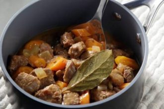 Μοσχαρίσια σπάλα λεµονάτη µε κονιάκ, µπαχαρικά και µελωµένα καρότα