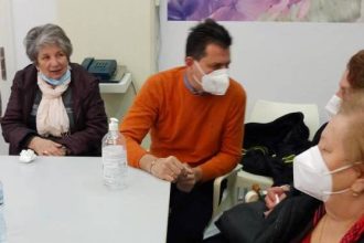 Ο Πέτρος Ψωμάς στα ΚΑΠΗ της οδού Καζαντζάκη, στην Αγυιά