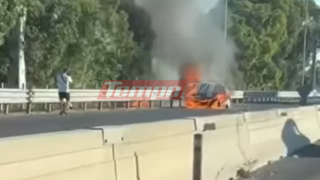 Πάτρα: Αυτοκίνητο κάηκε στη μέση του δρόμου - ΒΙΝΤΕΟ