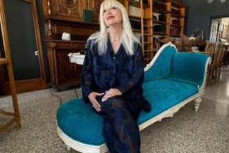 Θέατρο όροφως: "Με δύναμη" - Tέσσερις τελευταίες παραστάσεις