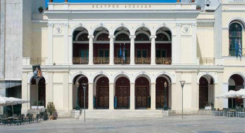Πάτρα: Δείτε γιατί φωταγωγείται σήμερα το Δημοτικό Θέατρο