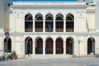 Πάτρα: Φωταγωγείται το Δημοτικό Θέατρο για την Παγκόσμια Ημέρα Αρθρίτιδας