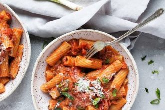 Ριγκατόνι με κόκκινη σάλτσα