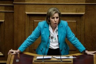 Εύη Χριστοφιλοπούλου: Επιστροφή στις περιοδείες μετά το θάνατο του πατέρα της