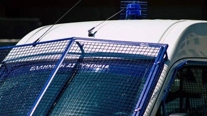 Δυτ. Ελλάδα: «Έφοδος» αστυνομικών σε λεωφορείο του ΚΤΕΛ - Συνέλαβαν τον διαρρήκτη που μπούκαρε σε βενζινάδικο με βανάκι