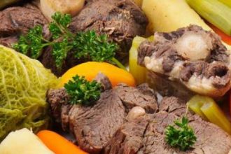 Βραστό κρέας με πολλά λαχανικά