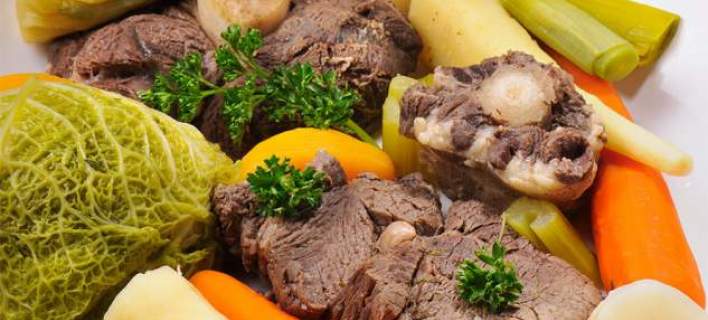 Βραστό κρέας με πολλά λαχανικά