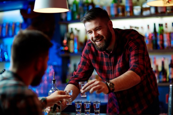 9 πράγματα που πρέπει να ξέρεις πριν ξαναπιείς βότκα