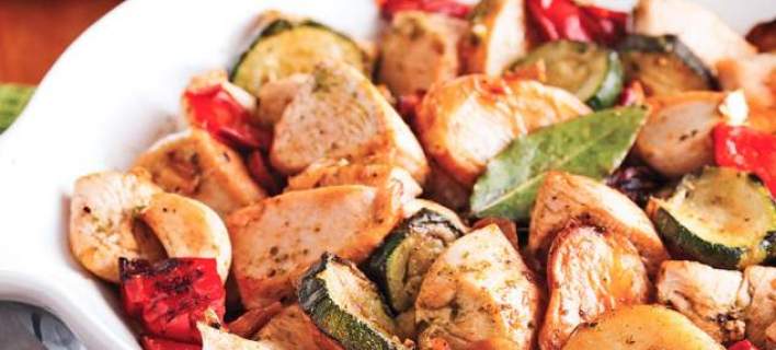 Κοτόπουλο με λαχανικά και σκόρδο, στον φούρνο