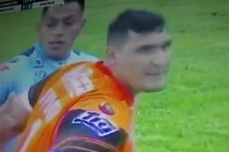 Τερματοφύλακας ούρησε κατά τη διάρκεια του αγώνα και αποβλήθηκε