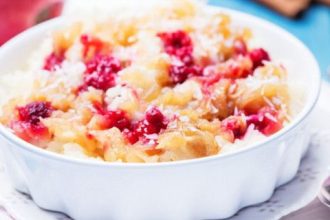 Πουτίγκα με μήλα και κρουασάν