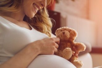 Τελικά, τι ακούει το μωρό μέσα στην κοιλιά;