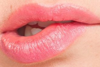 Συμβουλές για να σταματήσετε να δαγκώνετε τα χείλη σας