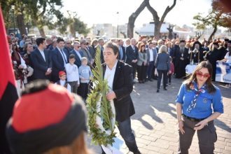 Πάτρα: Κατάθεση στεφάνου για την 25η Μαρτίου από τον Παναγιώτη Μελά