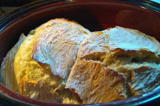 Ψωμί, χωρίς ζύμωμα, στη γάστρα