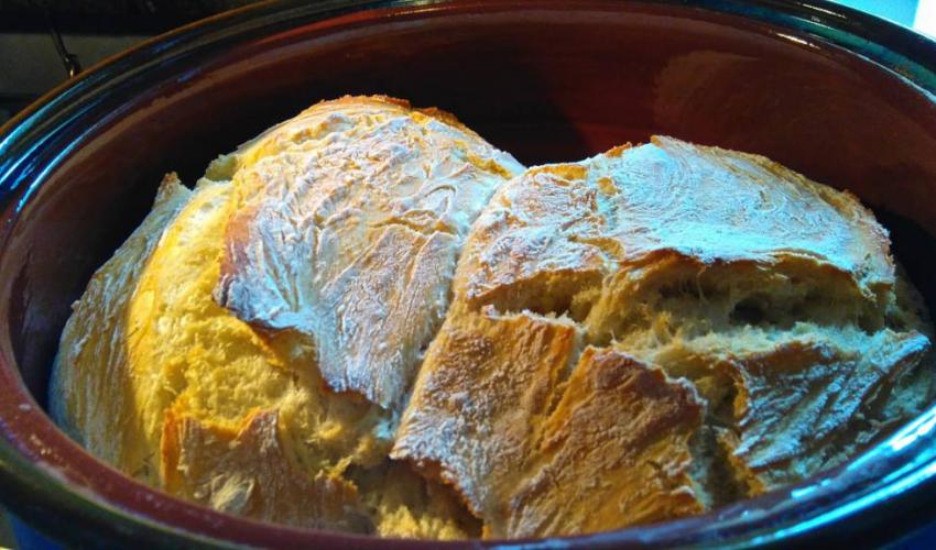 Ψωμί, χωρίς ζύμωμα, στη γάστρα