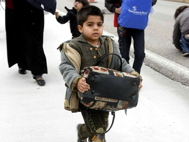 Η εικόνα του "μοναχικού" προσφυγόπουλου που "γονάτισε" το διαδίκτυο - ΦΩΤΟΓΡΑΦΙΕΣ