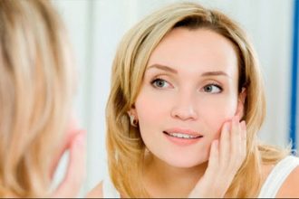 5 makeup tricks που θα κάνουν τα μάτια σας να δείχνουν μεγαλύτερα