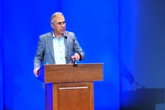 Στις εργασίες της τρίτης προσυνεδριακής συνάντησης διαλόγου της ΚΕΔΕ ο Θ. Μπαρής