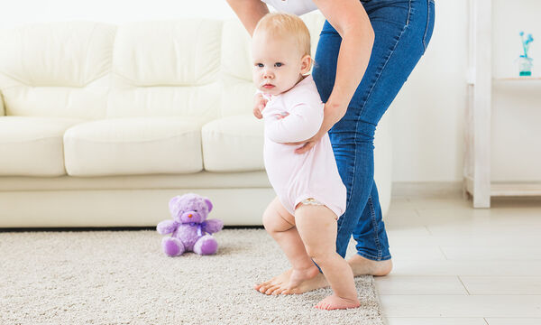 Ενθαρρύνοντας το μωρό σας να περπατήσει