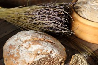 Προζυμένιο καρβέλι με μέλι και λεβάντα