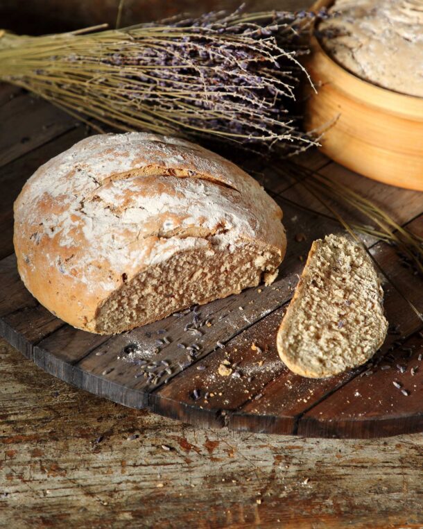 Προζυμένιο καρβέλι με μέλι και λεβάντα